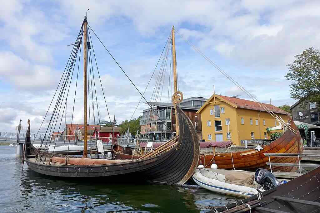 wikimedia Tonsberg Norway Saga Oseberg Farmann Viking ship replicas Harbour Havn Pier Board walk Dock Brygga Vikingodden Lindahlplan Kaldnes bro footbridge Sjobodkvartalet Kanalen Byfjorden etc 2019 08 16 04211